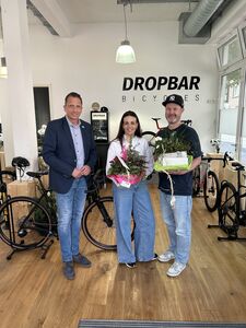 Neuer�ffnung in der Innenstadt: B�rgermeister Mike Otte besucht �Dropbar Bicycles� und �Jenny G�vert Kosmetik�