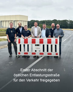 Bild vergr&ouml;&szlig;ern: Foto von links: Martin Balgenorth (Planungsb&uuml;ro Hahm), Bernd-Andre Stratmann (OOWV), Daniel Kerperin (Fa. W&uuml;bker), Mike Otte, Heinrich Lehmkuhl (Vorsitzender des Grundst&uuml;cks- und Stra&szlig;enbauausschusses), Hans-Michael Koch (Stadt Damme) und Jochen W&uuml;bker