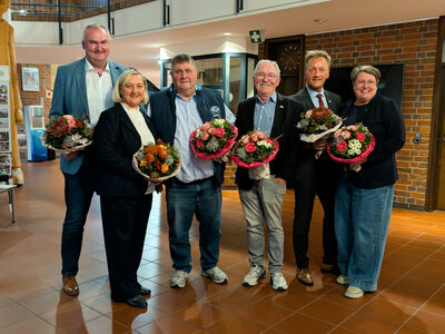Bild vergr&ouml;&szlig;ern: Andreas Balster, Natalie Schwarz, Heinrich Lehmkuhl, Heiko Bertelt, J&uuml;rgen Kurzer und
Ruth Bresser engagieren sich weiter im Stadtrat und wurden f&uuml;r ihren langj&auml;hrigen Einsatz geehrt.