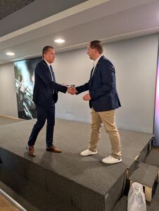 Bild vergr&ouml;&szlig;ern: B&uuml;rgermeister Mike Otte bedanke sich bei dem Allg. Vertreter des B&uuml;rgermeister Christoph Bornhorst
