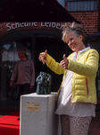 Bild vergrößern: Die Künstlerin Petra Sulzer-von der Assen
vor ihrer Skulptur 