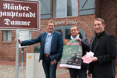 Bild vergrößern: Andreas Herzog (links) und Gerd-Dieter Brass (Mitte) von der Stadtverwaltung sowie  Christian Ewald werben für den Räubermarkt
