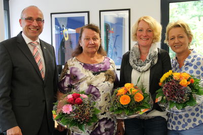 Bild vergrößern: Bürgermeister Gerd Muhle (links) gratuliert Ludmilla Bauer, Anke Wehming und Christine Krebeck