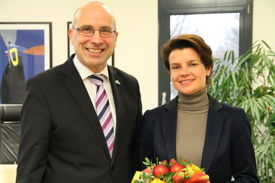 Bild vergrößern: Bürgermeister Gerd Muhle mit der neuen Mitarbeiterin Kerstin Biestmann