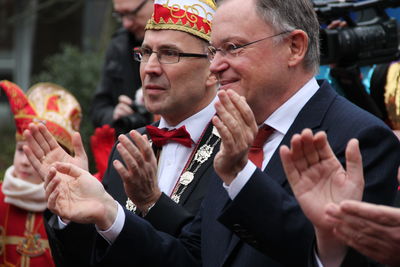 Bild vergrößern: Der niedersächsische Ministerpräsident Stephan Weil (rechts)  wird von Bürgermeister Gerd Muhle (links) im Rathaus empfangen